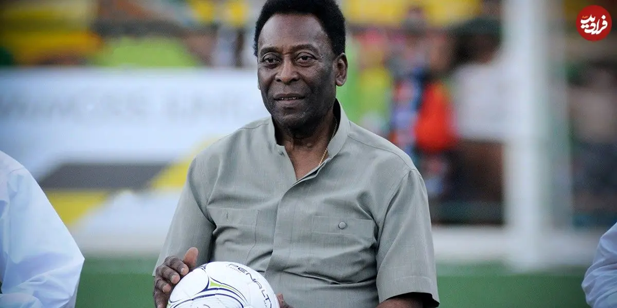 عکس| سفر در زمان؛ «پله، اسطوره فوتبال» در حال درست کردن کیک با کلاه آشپزی؛ سال 1338