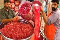 ببینید| غذای خیابانی در پاکستان؛ هنر دیدنی فروشنده خیابانی در تهیه آب انار در کراچی