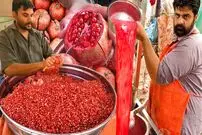 ببینید| غذای خیابانی در پاکستان؛ هنر دیدنی فروشنده خیابانی در تهیه آب انار در کراچی