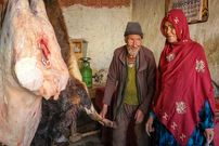 ببینید؛ غذای روستایی در افغانستان؛ پخت نان تازه و چپلی کباب توسط زوج مسن