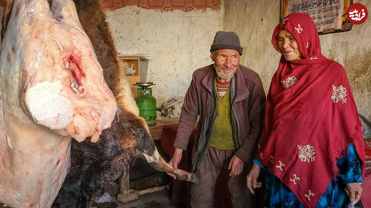 ببینید؛ غذای روستایی در افغانستان؛ پخت نان تازه و چپلی کباب توسط زوج مسن