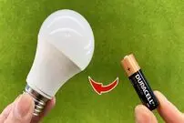 (ویدئو) چطور با یک باتری 1.5 ولتی لامپ LED را در خانه تعمیر کنیم؟