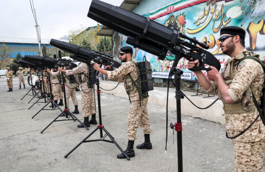 (عکس) یک سلاح عجیب و پیشرفته در دست نیروی حرفه‌ای ارتش ایران