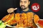 ببینید| غذا خوردن با صدا؛ خوردن 1.5 کیلو پلو ماهی به روش یوتیوبر بنگلادشی