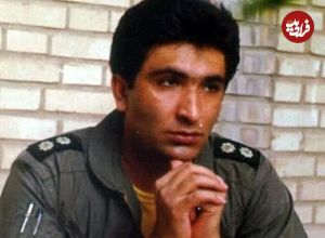 عکس| سفر در زمان؛ «عباس دوران» خلبان مشهور F-4 در کنار جنگنده اش؛ دهه 50
