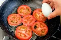 (ویدئو) نحوه طبخ یک غذای تازه چینی با 5 گوجه و 3 تخم مرغ