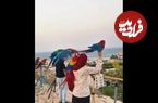 ببینید؛ زن عمانی که با طوطی‌ها ارتباط خوبی دارد 