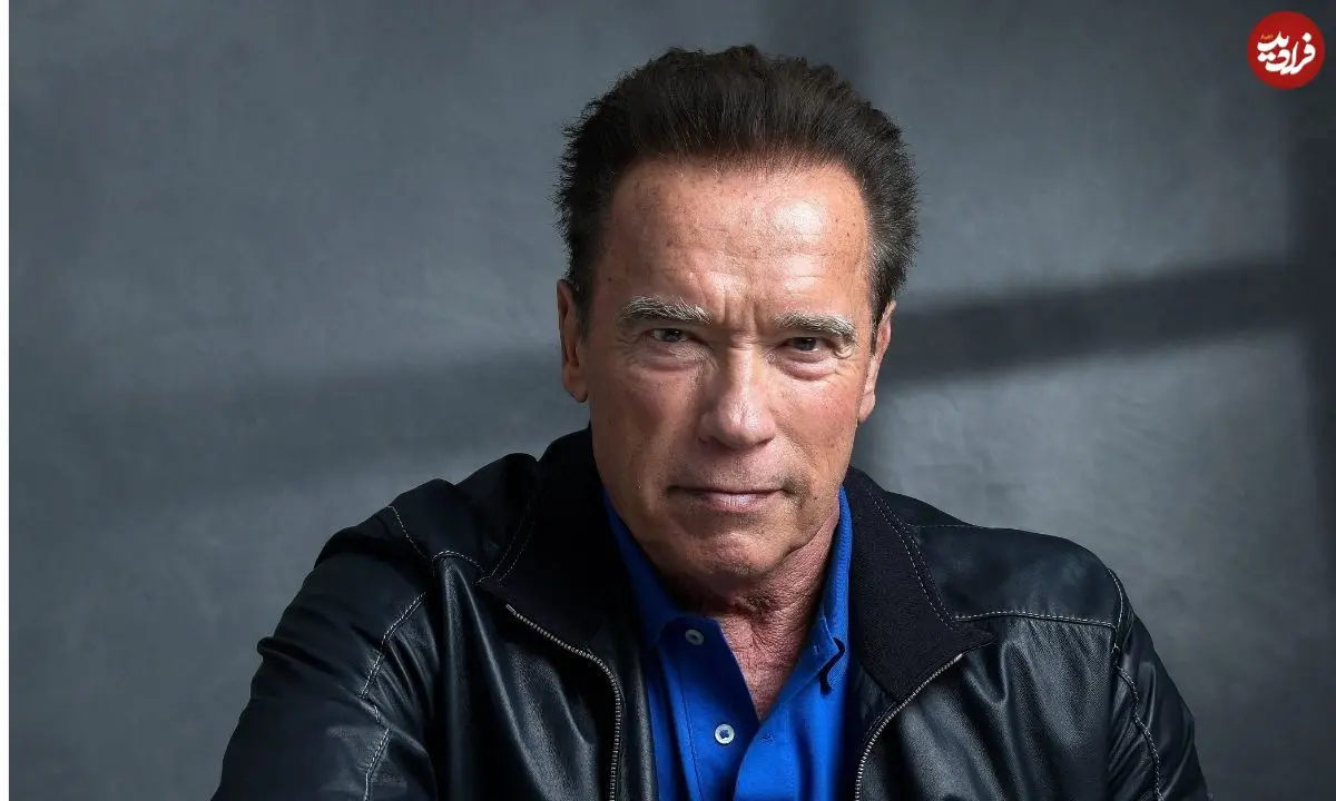 عکس| سفر در زمان؛ «آرنولد» پشت میز دفترش در کالیفرنیا؛ سال 1361