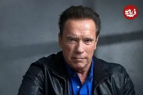 عکس| سفر در زمان؛ «آرنولد» پشت میز دفترش در کالیفرنیا؛ سال 1361