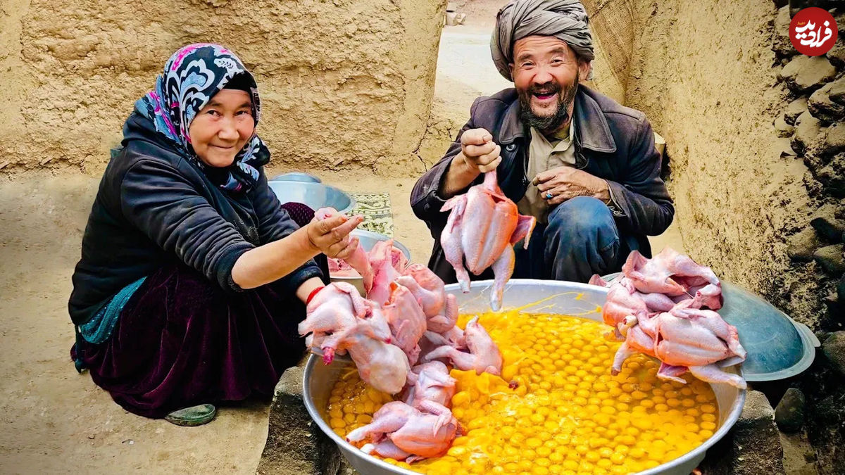 (ویدئو) نحوه پخت یک غذای متفاوت با مرغ و تخم مرغ به سبک زوج غارنشین افغان