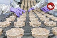 (ویدئو) نمایی نزدیک از فرآیند تولید و بسته بندی میلیون ها همبرگر مرغ در کارخانه