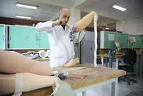 (تصاویر) اینجا کارخانه دست‌ و پا سازی است 