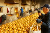 ببینید؛ غذای خیابانی در ازبکستان؛ پخت نان سنتی در تنورهای گِلی در شهر سمرقند
