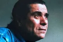 عکس| سفر زمان؛ «بهروز وثوقی» در حال مطالعه مجله در پشت صحنه فیلم داش آکل؛ سال 50