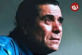 عکس| سفر زمان؛ «بهروز وثوقی» در حال مطالعه مجله در پشت صحنه فیلم داش آکل؛ سال 50