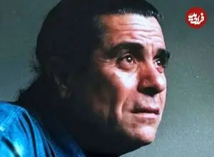 عکس| سفر زمان؛ «بهروز وثوقی» در حال مطالعه مجله در پشت صحنه فیلم داش آکل؛ سال 50