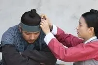 عکس| سفر زمان؛ «دونگ‌یی و چانسو» با لباس شخصی در حال قدم زدن در خیابان