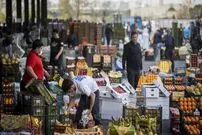 عکس| سفر به تهران قدیم؛ «میوه فروش های پشت سفارت انگلیس، خیابان همایون»؛ اوایل دهه 40