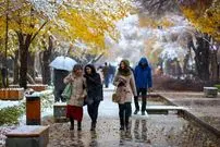 تصاویر؛ لحظات شاد مردم با اولین برف سال ۱۴۰۴