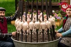 ببینید| غذای روستایی در آذربایجان؛ کباب کردن مرغ کامل و سیب زمینی روی آتش