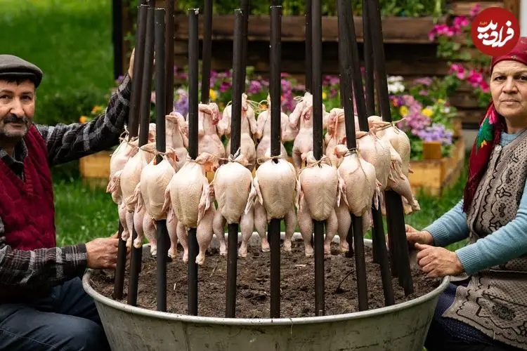 ببینید| غذای روستایی در آذربایجان؛ کباب کردن مرغ کامل و سیب زمینی روی آتش