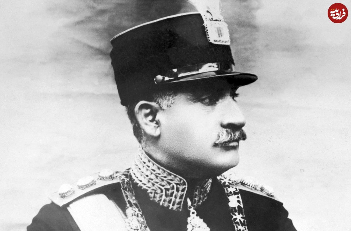عکس؛ سفر در زمان؛ «رضاخان در کنار بقایای جمجمه کریم خان زند»؛ سال 1304
