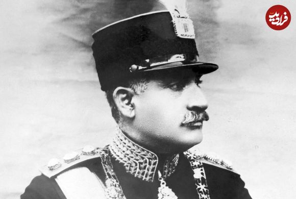 عکس؛ سفر در زمان؛ «رضاخان در کنار بقایای جمجمه کریم خان زند»؛ سال 1304