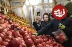 عکس| سفر زمان؛ انار فروش دوره گرد با الاغ اش در خیابان های شیراز؛ دهه 50