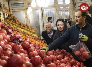 عکس| سفر زمان؛ انار فروش دوره گرد با الاغ اش در خیابان های شیراز؛ دهه 50