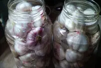 (ویدئو) یک روش خلاقانه برای درست کردن ترشی سیر بدون بو در خانه
