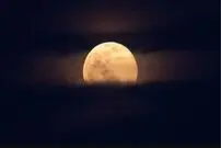 ماه در حال آب رفتن است!