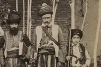 عکس| سفر زمان؛ تصویری از مردان کُرد در دوران قاجار با اسلحه و لباس‌های متفاوت