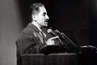 عکس؛ سفر در زمان؛ «شهید رجایی» در حرم امام رضا (ع)؛ سال 1360