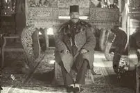 عکس؛ سفر در زمان؛ «ناصرالدین شاه و خدمتکاران مشغول بررسی جواهرات سلطنتی»؛ دهه 1260