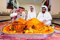 ببینید؛ غذای خیابانی در قطر؛ پخت مندی عربی با شتر کامل