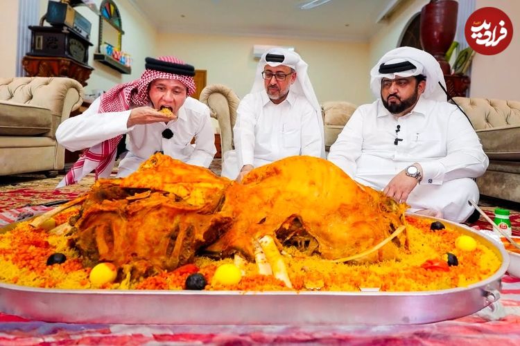 ببینید؛ غذای خیابانی در قطر؛ پخت مندی عربی با شتر کامل