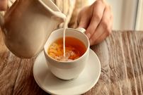 شیر را باید قبل از آب جوش داخل چای بریزیم یا بعد از آن؟