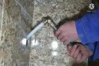 (ویدئو) رفع نشتی لوله آب حمام؛ لوله ها را به این شکل و بدون ترک خوردن دیوارها تعویض کنید