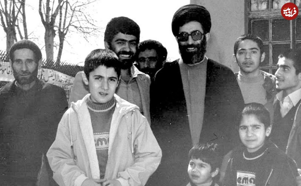عکس؛ سفر در زمان؛ عیادت «شهید رجایی از رهبر انقلاب بعد ترور و در بیمارستان»؛ سال 60
