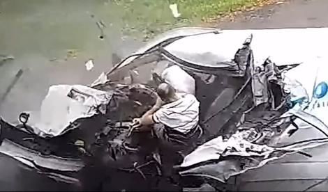 (ویدئو) زنده ماندن باور نکردنی راننده ون در تصادف شاخ به شاخ با یک کامیون