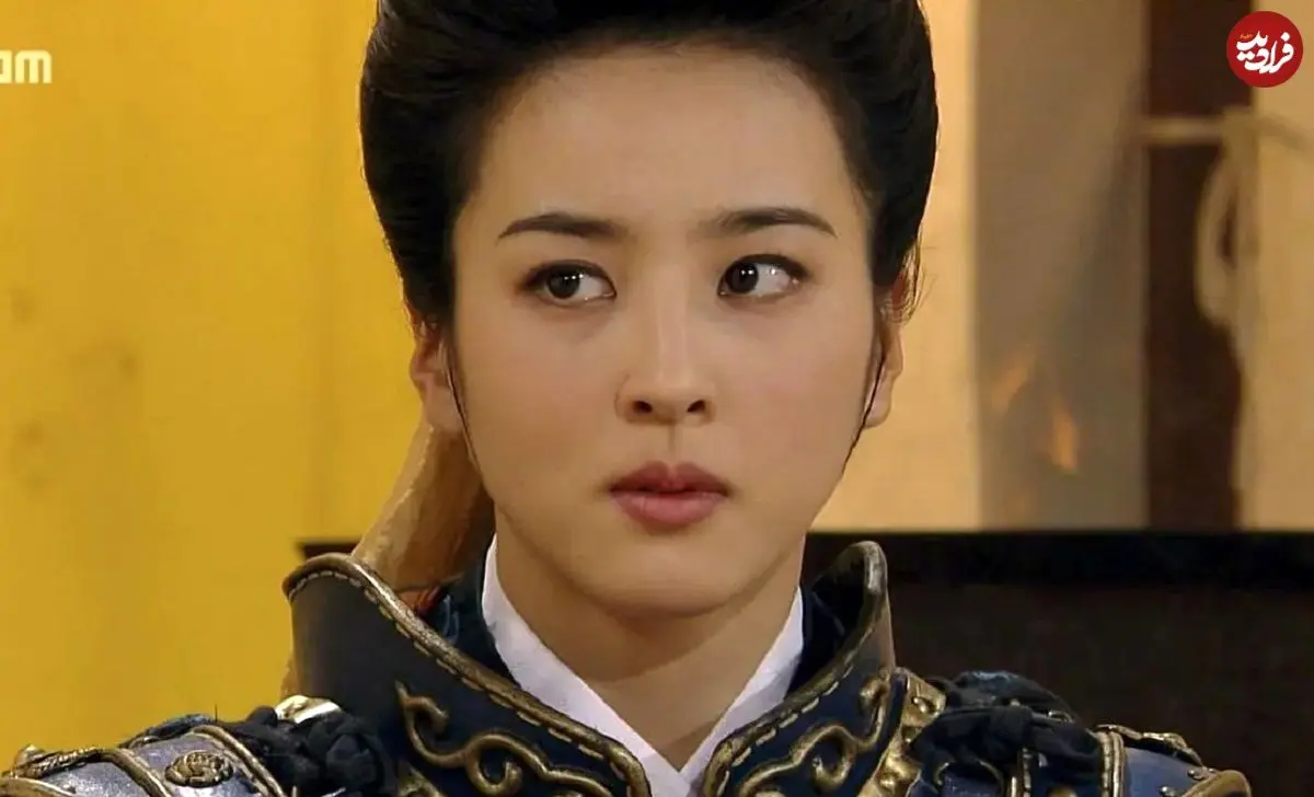 عکس| سفر در زمان؛ «سوسانو» سریال جومونگ در حال تبلیغ کالسکه بچه؛ سال 1397