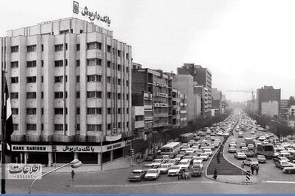 (تصاویر) سفربه تهران قدیم؛ پلیس زن راهنمایی و رانندگی در خیابان‌های تهران