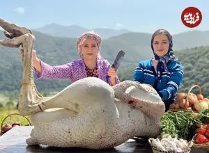 ببینید| غذای روستایی در ایران؛ پخت غذابا گوشت شتر مرغ در کوهستان