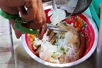 ببینید| غذای خیابانی در ویتنام؛ تهیه نودل با عروس دریایی در هانوی 