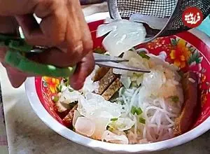 ببینید| غذای خیابانی در ویتنام؛ تهیه نودل با عروس دریایی در هانوی 