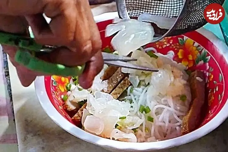 ببینید| غذای خیابانی در ویتنام؛ تهیه نودل با عروس دریایی در هانوی 