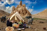 ببینید؛ غذای روستایی در افغانستان؛ پخت پلومرغ و کوکو با سبزیجات کوهی 