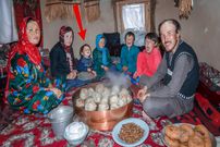 ببینید؛ غذای روستایی در افغانستان؛ پخت منتو، غذای محبوب افغان ها در غار