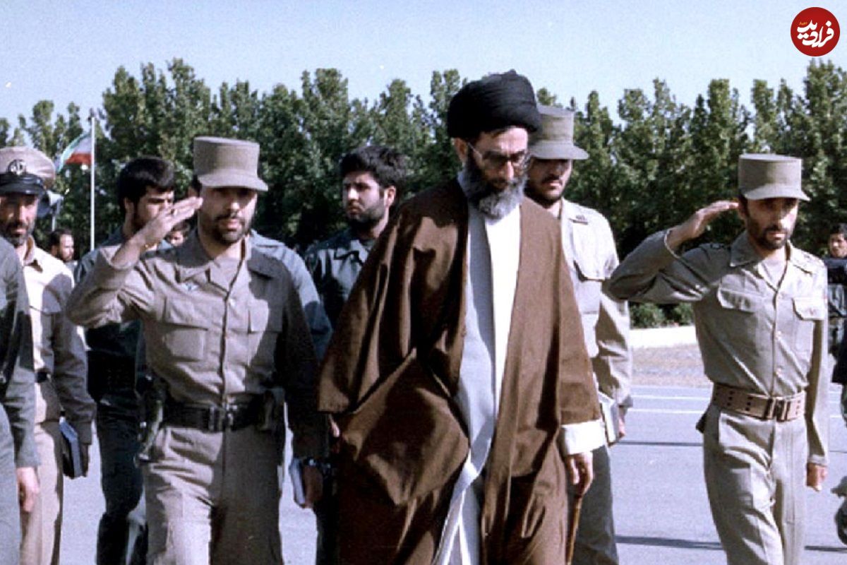 عکس؛ سفر در زمان؛ رهبر انقلاب در لباس ارتش و در حال گفتگو با برخی فرماندهان ارتش در جبهه؛ دهه 60