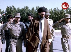 عکس؛ سفر در زمان؛ رهبر انقلاب در لباس ارتش و در حال گفتگو با برخی فرماندهان ارتش در جبهه؛ دهه 60